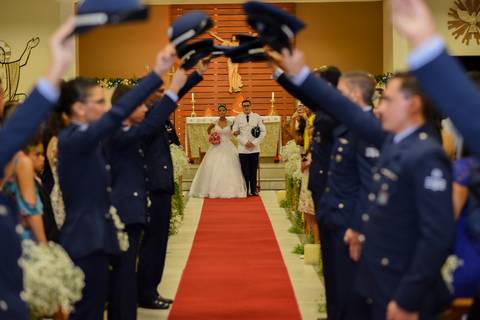 Saída triunfante do novo casal pelo corredor central da igreja de Nossa do Loreto em Guaratinguetá-SP'