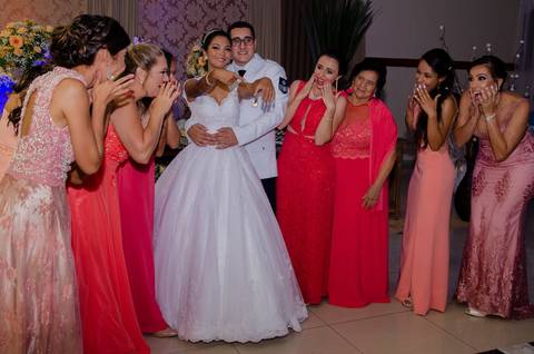 Noiva mostra sua aliança de casada e feliz'