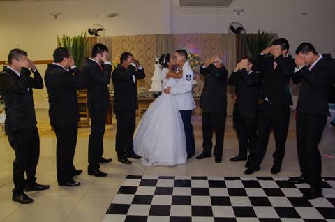 Padrinhos se escondem para mais um beijo'