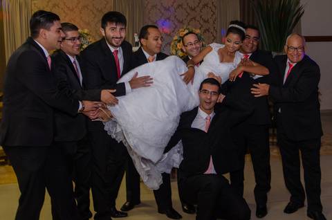 Noiva erguida pelos padrinhos'