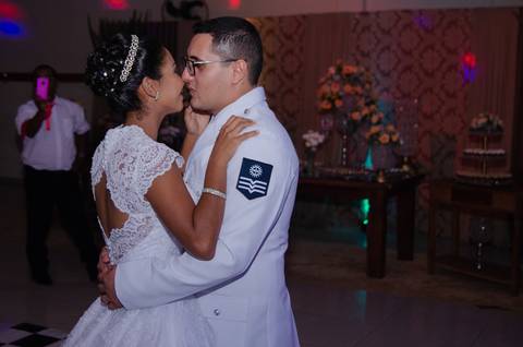 Durante a balada da festa de casamento, mais um beijo'