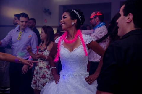 Noiva feliz na balada de sua festa de casamento'