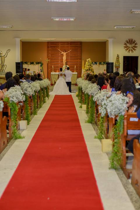 Noivos diante do Altar da igreja de Nossa Senhora do Loreto em Guaratinguetá-SP'