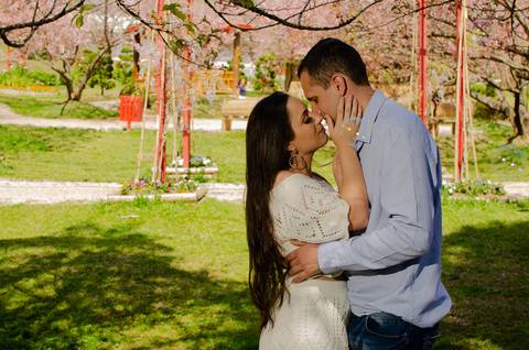 Zemar Fotografia, casal de noivos namoram na sombra da cerejeira'