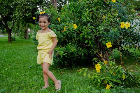 Ensaio pré aniversário de 03 anos - Nicole - Criança de 03 anos em sessão fotográfica fazendo pose'