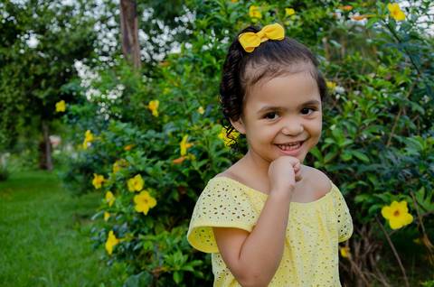 Ensaio pré aniversário de 03 anos - Nicole - Criança de 03 anos em sessão fotográfica - Criança de 03 anos com a mão sob o queixo posando para ser fotografada'