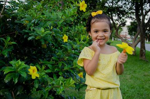 Ensaio pré aniversário de 03 anos - Nicole - Criança de 03 anos em sessão fotográfica - Criança com flor amarela na mão'
