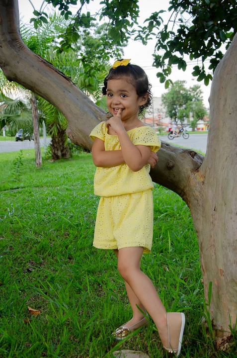 Ensaio pré aniversário de 03 anos - Nicole - Criança de 03 anos em sessão fotográfica - Criança posando com o dedo na boca'