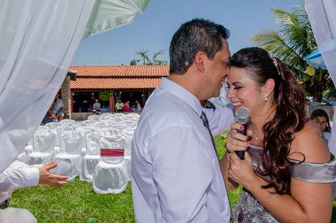 Zemar Fotografia - Casal celebrando Bodas de Prata. Um toque, um carinho'