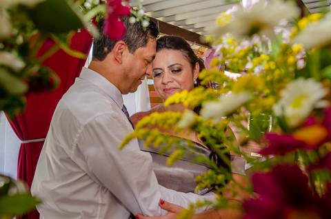 Zemar Fotografia - Esposos se tocam enquanto festejam Bodas de Prata'