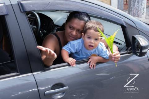 Zemar Fotografia - Domingo de Ramos - da janela do carro uma breve oração e uma breve súplica ao Santíssimo Sacramento'