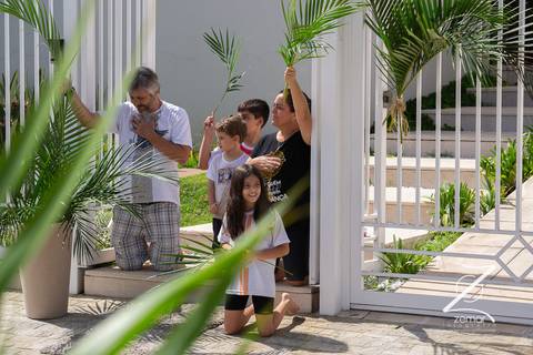 Zemar Fotografia - Domingo de Ramos - Família em frente à sua casa em adoração ao Santíssimo Sacramento que passeia pelas ruas das comunidades'