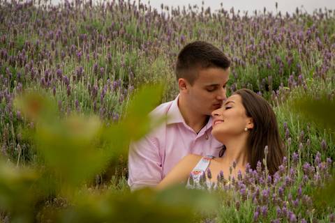Zemar Fotografia, Pré Wedding. Dia de Namoro. Entre as Lavandas, um abraço, um toque de afetividade e carinho.'