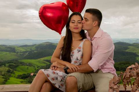 Zemar Fotografia, Pré Wedding. Dia de Namoro. Montanhas ao fundo, casal de namorados celebram a proximidade do Grande Dia.'