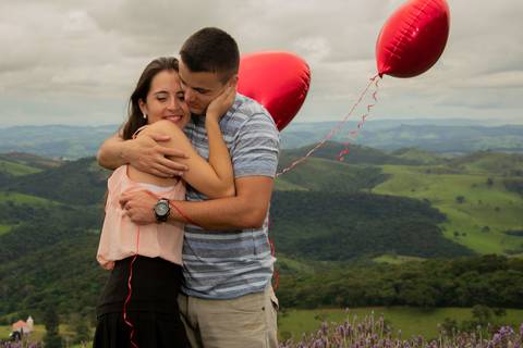Zemar Fotografia, Pré Wedding. Dia de Namoro. Na intensidade do abraço, a força do amor que une o casal'