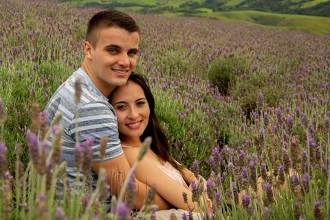 Zemar Fotografia, Pré Wedding. Dia de Namoro. Entre as Lavandas, um momento para namorar e sentir um ao outro.'