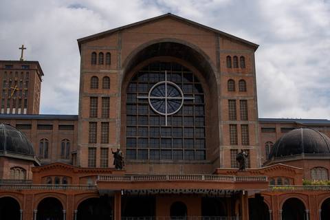 Visita ao Santuário de Aparecida, Basílica Nova, Entrada da Basílica de Aparecida'