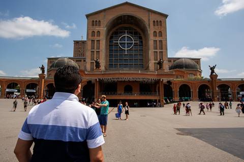 Visita ao Santuário de Aparecida, Basílica Nova, Sessão fotográfica masculina, Ensaio masculino, Ensaio Individual'