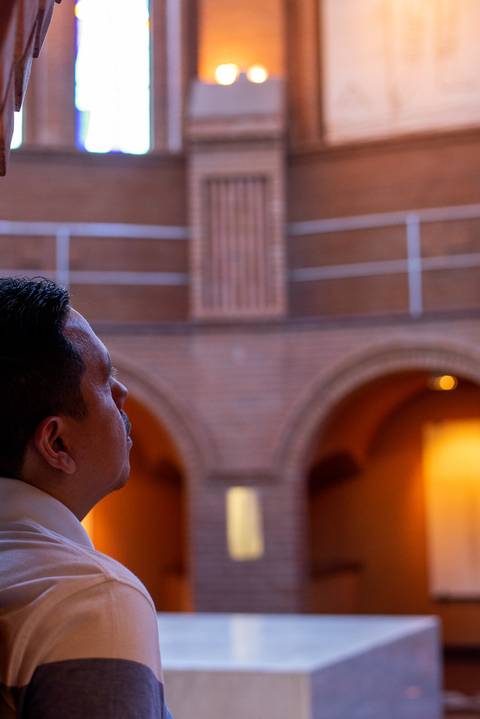 Visita ao Santuário de Aparecida, Basílica Nova, Sessão fotográfica masculina, Ensaio masculino, Ensaio Individual, Contemplação do Sagrado'