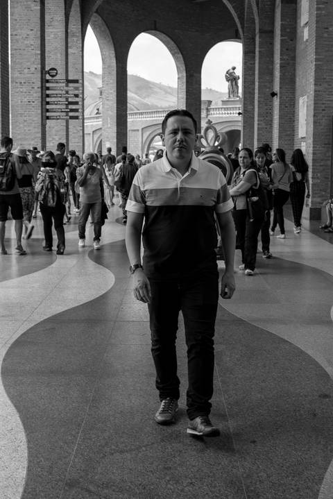 Visita ao Santuário de Aparecida, Basílica Nova, Sessão fotográfica masculina, Ensaio masculino, Ensaio Individual, Caminhando pelos corredores do Santuário Nacional'