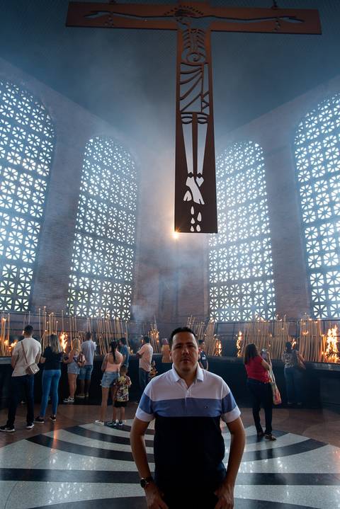 Visita ao Santuário de Aparecida, Basílica Nova, Sessão fotográfica masculina, Ensaio masculino, Ensaio Individual, Sessão de fotos na Capela das Velas, Capela das Velas'