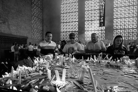 Visita ao Santuário de Aparecida, Basílica Nova, Sessão fotográfica masculina, Ensaio masculino, Ensaio Individual, Contemplação das Velas na Capela, Capela das Velas do Santuário de Aparecida, Capela das Velas'