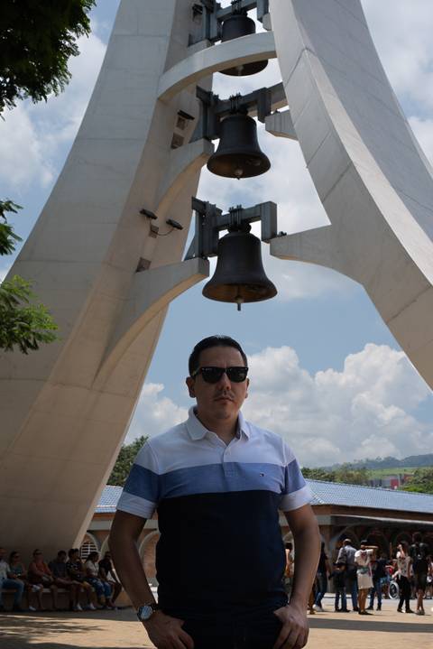 Visita ao Santuário de Aparecida, Basílica Nova, Sessão fotográfica masculina, Ensaio masculino, Ensaio Individual, Campanário do Santuário de Aparecida, Campanário da Basílica Nacional'