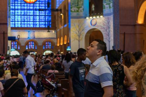 Visita ao Santuário de Aparecida, Basílica Nova, Sessão fotográfica masculina, Ensaio masculino, Ensaio Individual, Passeio pelos corredores do Santuário de Aparecida'