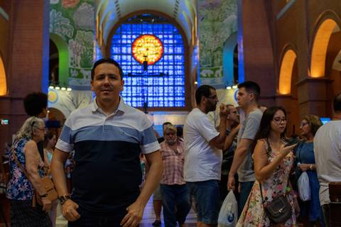 Visita ao Santuário de Aparecida, Basílica Nova, Sessão fotográfica masculina, Ensaio masculino, Ensaio Individual'