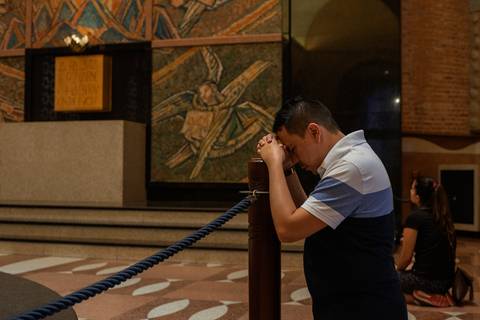Visita ao Santuário de Aparecida, Basílica Nova, Sessão fotográfica masculina, Ensaio masculino, Ensaio Individual, Capela interna Basílica Nacional, Capela do Santíssimo'