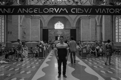 Visita ao Santuário de Aparecida, Basílica Nova, Sessão fotográfica masculina, Ensaio masculino, Ensaio Individual, Saída da Capela do Santíssimo, Capela do Santíssimo Basílica de Aparecida'