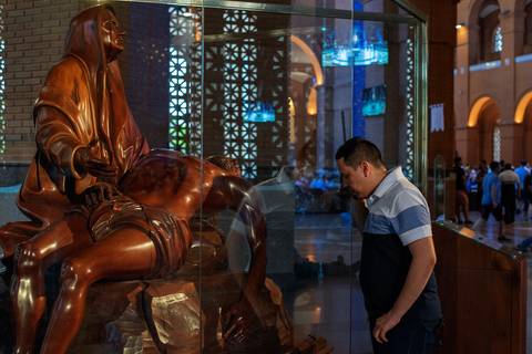 Visita ao Santuário de Aparecida, Basílica Nova, Sessão fotográfica masculina, Ensaio masculino, Ensaio Individual, Saída da Capela do Santíssimo, Capela do Santíssimo Basílica de Aparecida'