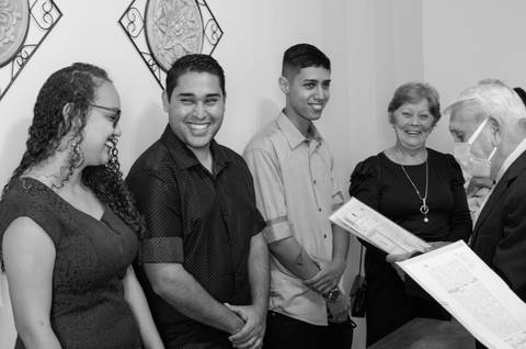 Zemar Fotografia; Casamento civil; Fotografia de casamento civil; Noivos sorrindo'
