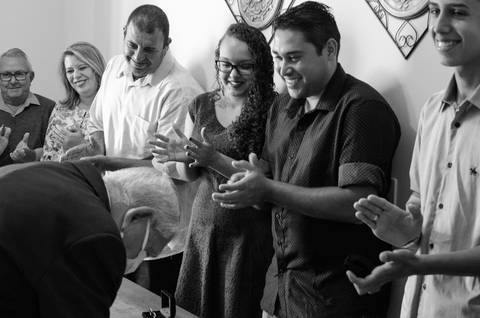 Zemar Fotografia; Casamento civil; Fotografia de casamento civil; Casamento civil realizado; Assinatura da ata de casamento civil; Aplausos'