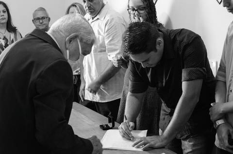 Zemar Fotografia; Casamento civil; Fotografia de casamento civil; Noivo assinando ata de casamento civil'