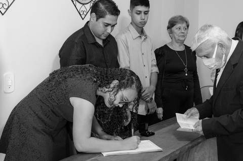 Zemar Fotografia; Casamento civil; Fotografia de casamento civil; Noiva assina a ata do casamento civil'