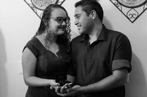 Zemar Fotografia; Casamento civil; Fotografia de casamento civil; Troca de olhares; Noivos se olham; Aliança; Aliança nas mãos do casal; Casal segura a aliança; apresentação das alianças'