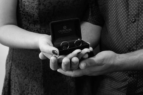Zemar Fotografia; Casamento civil; Fotografia de casamento civil; Aliança; Noivos mostram a aliança; Casal com alianças; Casal segurando as alianças'