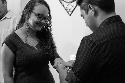 Zemar Fotografia; Casamento civil; Fotografia de casamento civil; Troca das alianças; Noivo coloca aliança no dedo da noiva; Noiva recebe a aliança; Aliança'