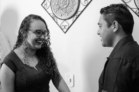 Zemar Fotografia; Casamento civil; Fotografia de casamento civil; Noiva feliz; Noiva sorrindo para o noivo'