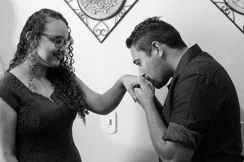 Zemar Fotografia; Casamento civil; Fotografia de casamento civil; Aliança; Beijo; Noivo beija mão da noiva; Noivo beija aliança; Casados'