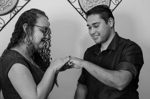 Zemar Fotografia; Casamento civil; Fotografia de casamento civil; Noiva coloca aliança no dedo do noivo; Noiva acariciando mão do noivo; Aliança'