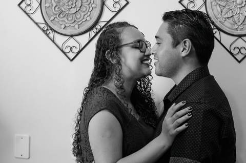 Zemar Fotografia; Casamento civil; Fotografia de casamento civil; Beijo; Aliança; Noivos se beijam; Noivos felizes'