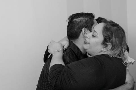 Zemar Fotografia; Casamento civil; Fotografia de casamento civil; Abraço; Mãe abraço filho no dia do casamento; Abraço feliz'