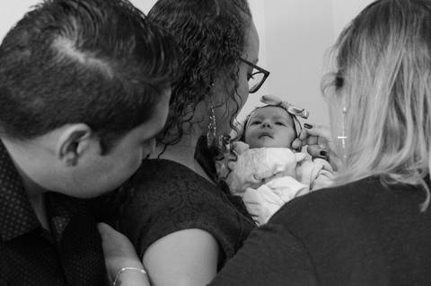 Zemar Fotografia; Casamento civil; Fotografia de casamento civil; Noivos seguram um bebê de uma amiga; Casados'