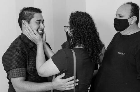 Zemar Fotografia; Casamento civil; Fotografia de casamento civil; Sogra abraço genro; Pais da noiva; Abraço; Olhares'