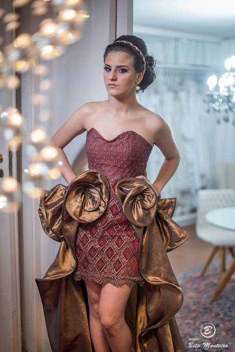 fotografo 15 anos curitiba - cinegrafista 15 anos curitiba - 15 anos curitiba - debutante - aniversario de 15 anos - manuela correa - fotografia - book de fotos - curitiba - estudio beto monteiro - casa donaire - vestido vermelho com dourado'