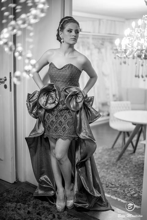 fotografo 15 anos curitiba - cinegrafista 15 anos curitiba - 15 anos curitiba - debutante - aniversario de 15 anos - manuela correa - fotografia - book de fotos - curitiba - estudio beto monteiro - casa donaire - vestido vermelho com dourado'