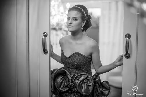 fotografo 15 anos curitiba - cinegrafista 15 anos curitiba - 15 anos curitiba - debutante - aniversario de 15 anos - manuela correa - fotografia - book de fotos - curitiba - estudio beto monteiro - casa donaire - vestido vermelho com dourado'