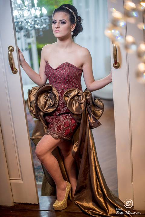 fotografo 15 anos curitiba - cinegrafista 15 anos curitiba - 15 anos curitiba - debutante - aniversario de 15 anos - manuela correa - fotografia - book de fotos - curitiba - estudio beto monteiro - casa donaire - vestido vermelho com dourado'